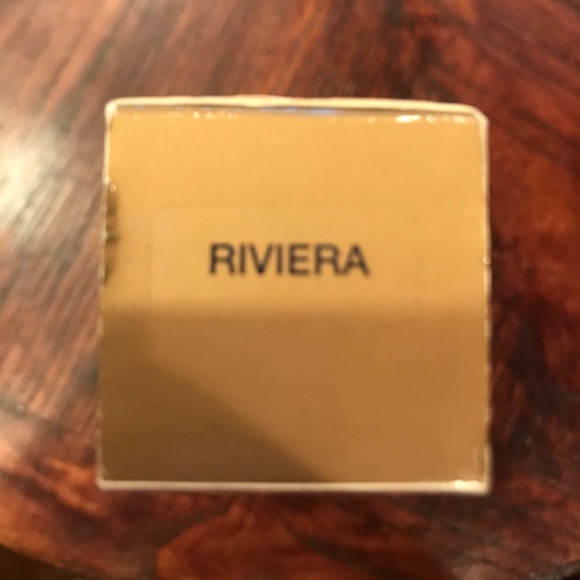 Makeup - Foundation - Picture 2 of 3